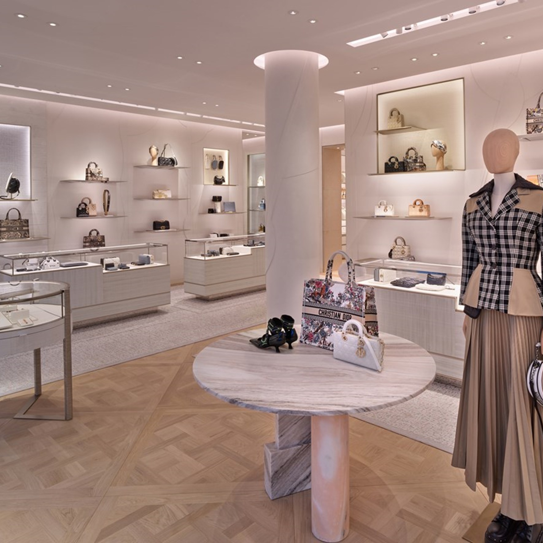 TAKE A LOOK INSIDE THE STORE:
DIOR